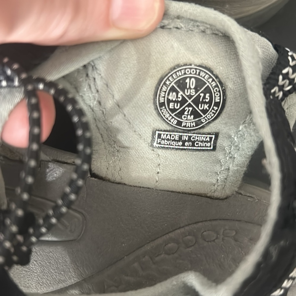 💕KEEN💕 water shoes/ 🩴 sandals size 10 black and grey. Pre loved condition. - Picture 2 of 2